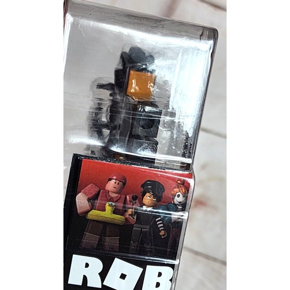 Roblox Dungeon Quest Volcanic Chambers 2 Figures & Accessories Set Exclusive - Picture 2 of 15